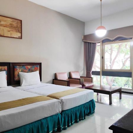 New Grand Park Hotel Surabaia Exterior foto