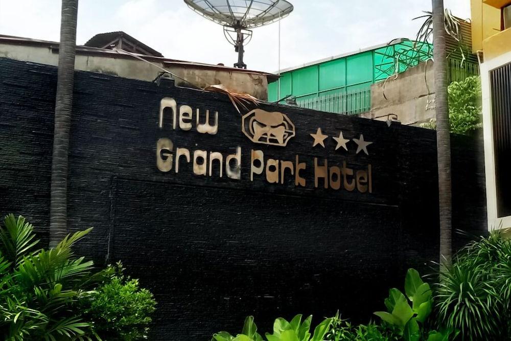 New Grand Park Hotel Surabaia Exterior foto