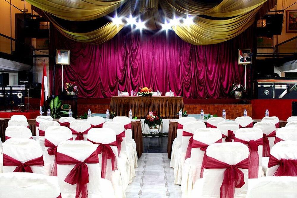New Grand Park Hotel Surabaia Exterior foto