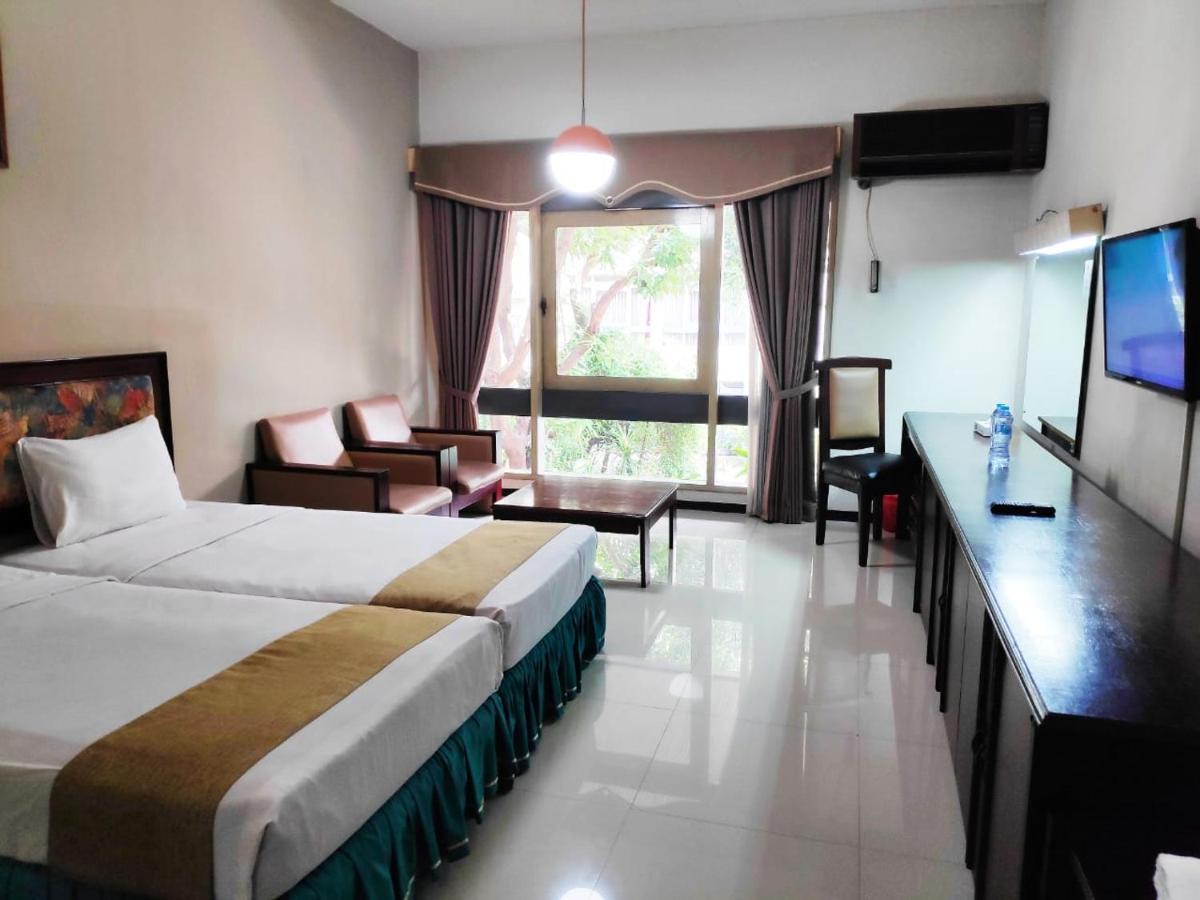 New Grand Park Hotel Surabaia Exterior foto